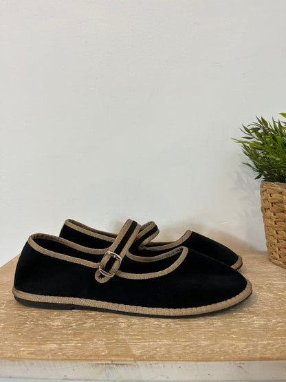 OTRAS. Merceditas negras y beige textura. T 39