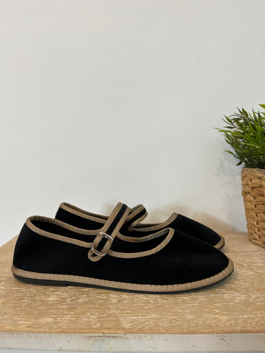 OTRAS. Merceditas negras y beige textura. T 39