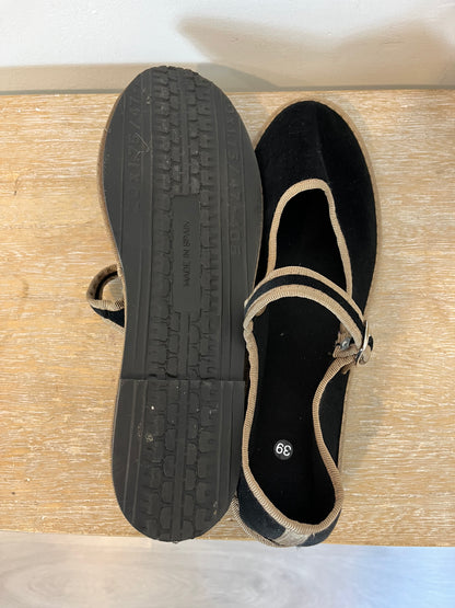 OTRAS. Merceditas negras y beige textura. T 39