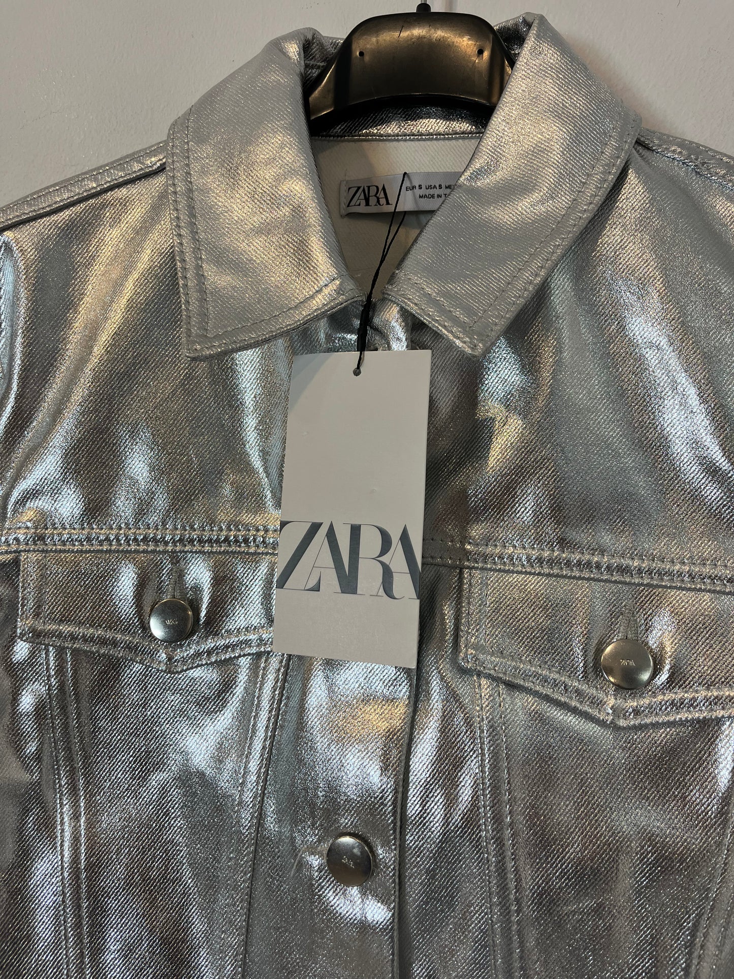 ZARA. Cazadora plateada. T S