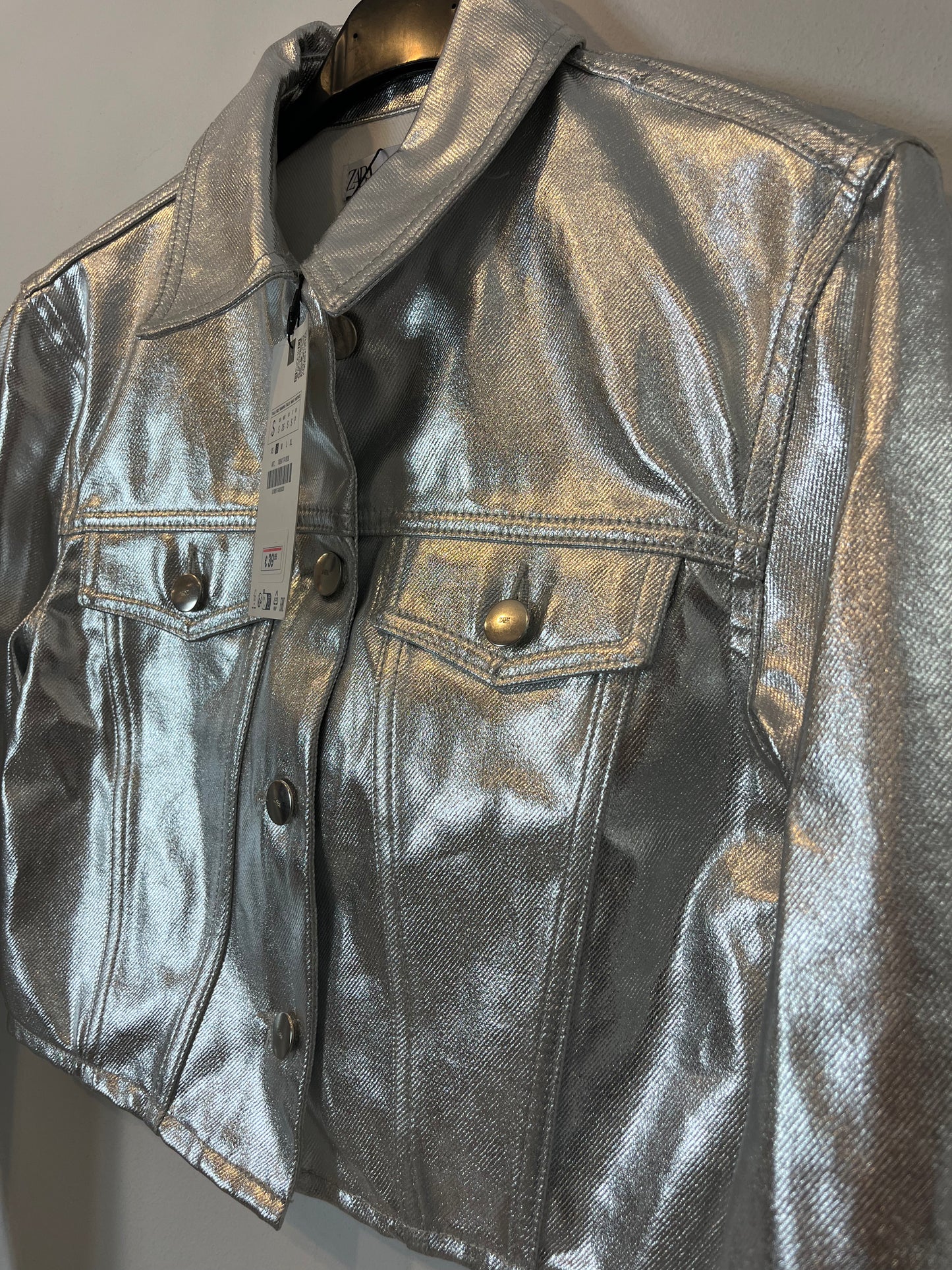 ZARA. Cazadora plateada. T S