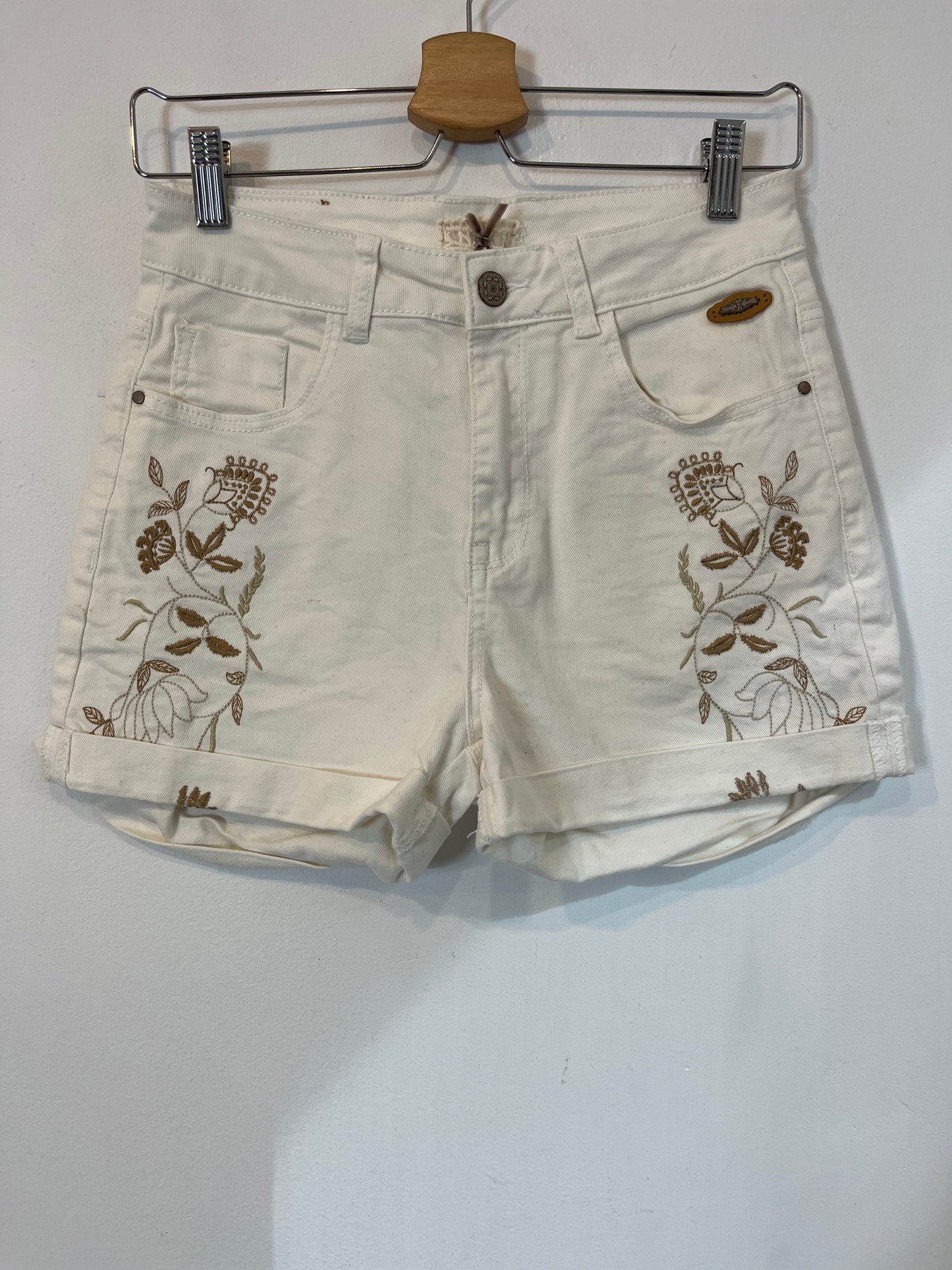NKN. White shorts with embroidered details. TM