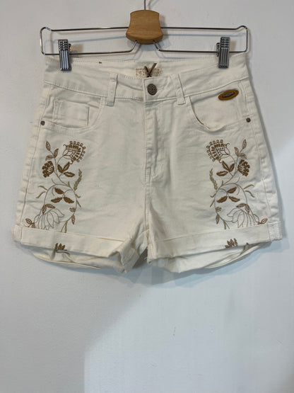 NKN. White shorts with embroidered details. TM