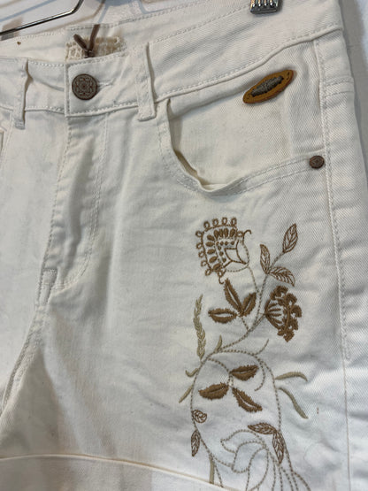 NKN. White shorts with embroidered details. TM