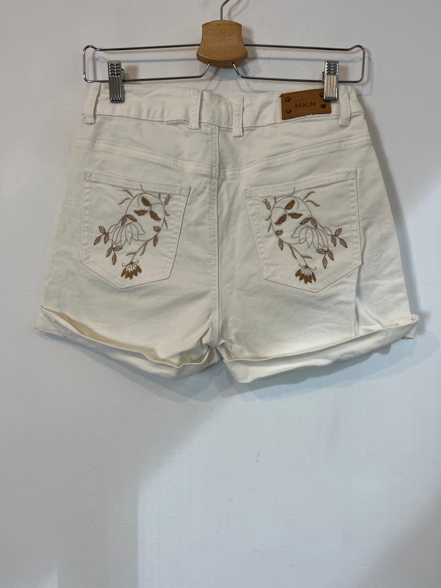 NKN. White shorts with embroidered details. TM