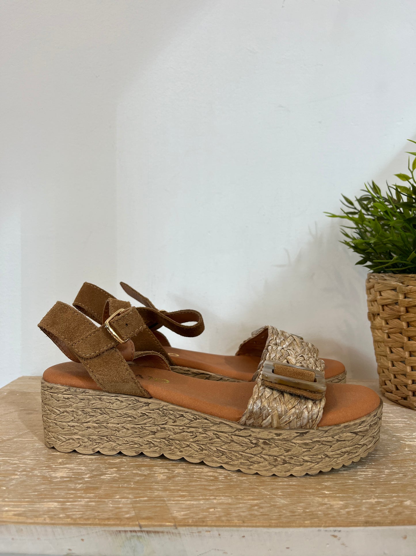 CHIKA10. Textured beige platform sandal. T 38