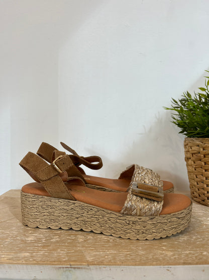 CHIKA10. Textured beige platform sandal. T 38