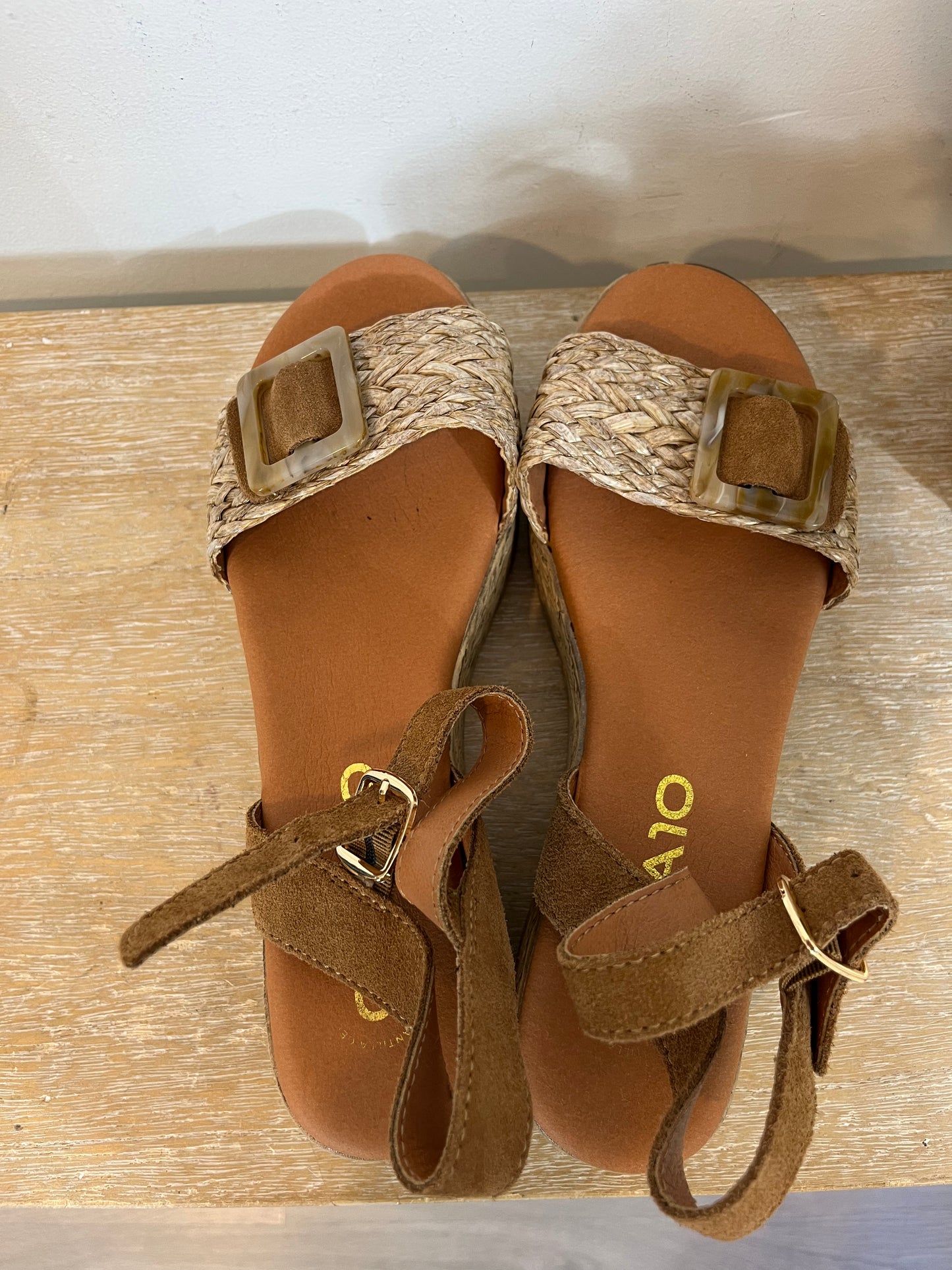 CHIKA10. Textured beige platform sandal. T 38