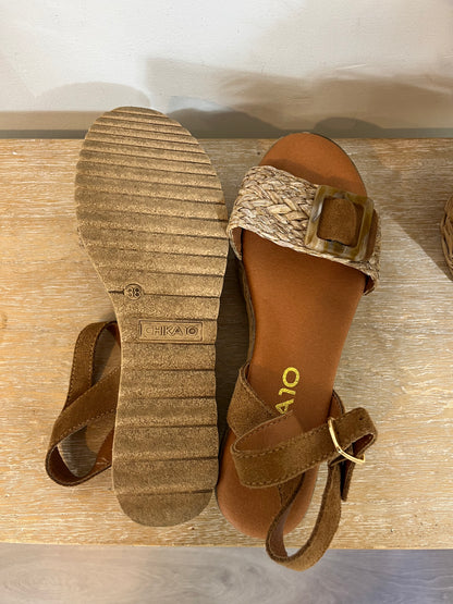 CHIKA10. Textured beige platform sandal. T 38