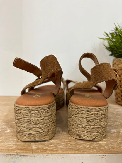 CHIKA10. Textured beige platform sandal. T 38
