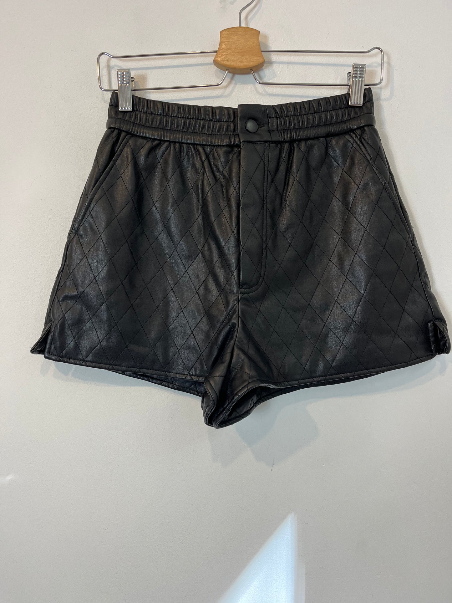 ZARA. Pantalón corto efecto piel. T S