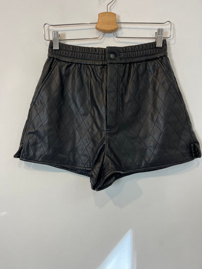 ZARA. Pantalón corto efecto piel. T S