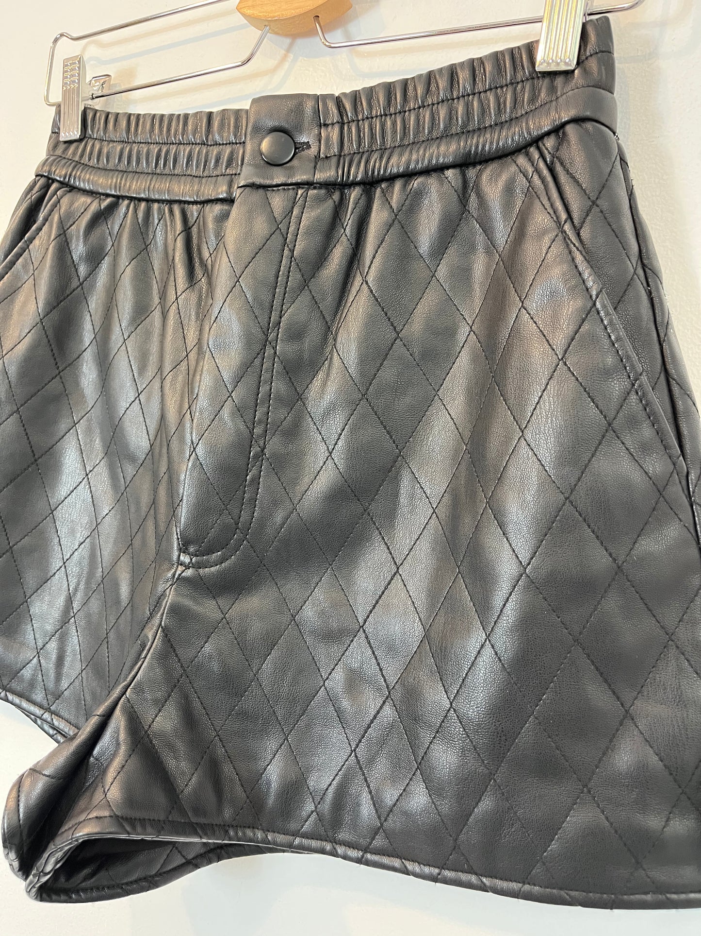 ZARA. Pantalón corto efecto piel. T S