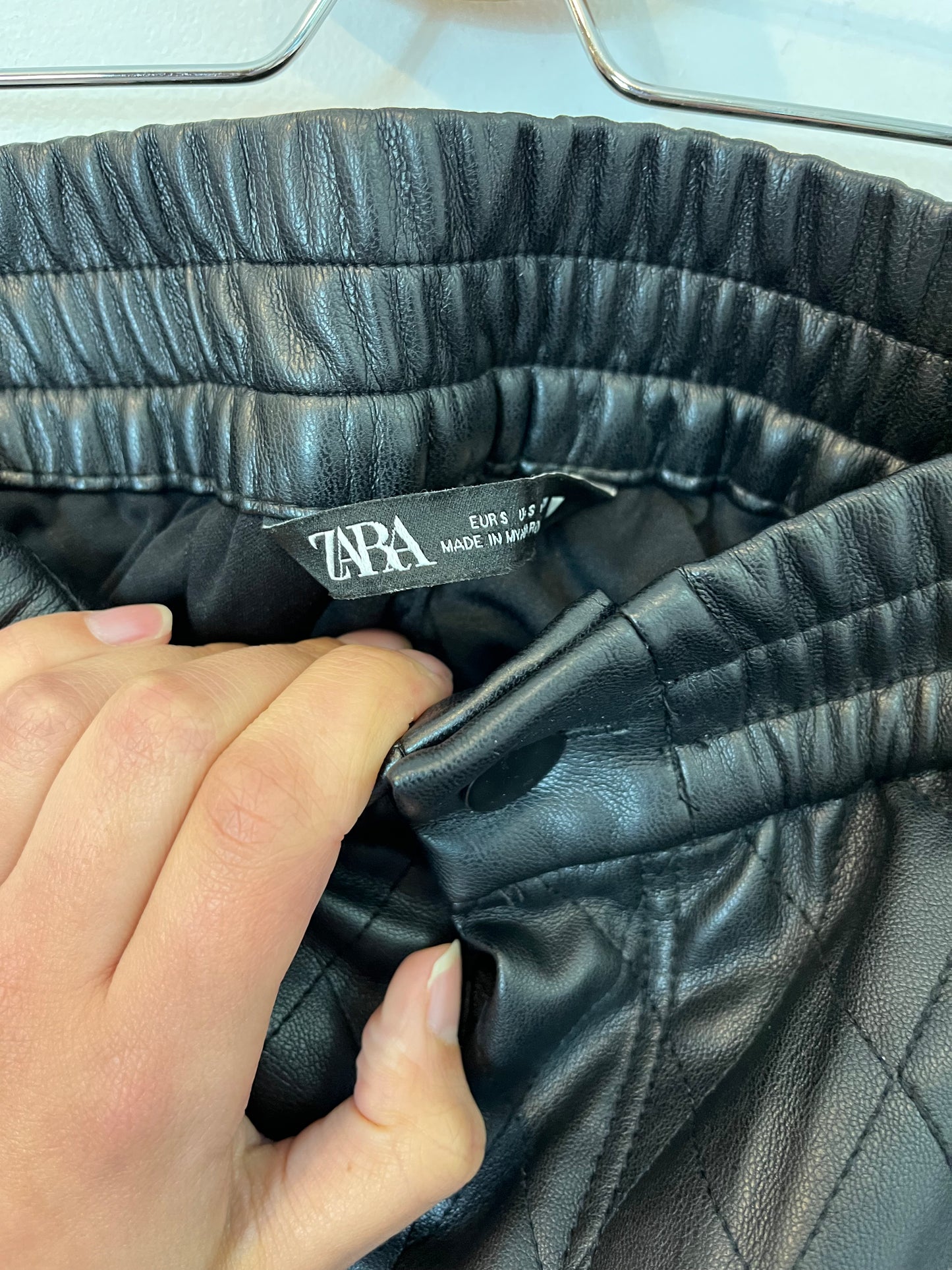 ZARA. Pantalón corto efecto piel. T S