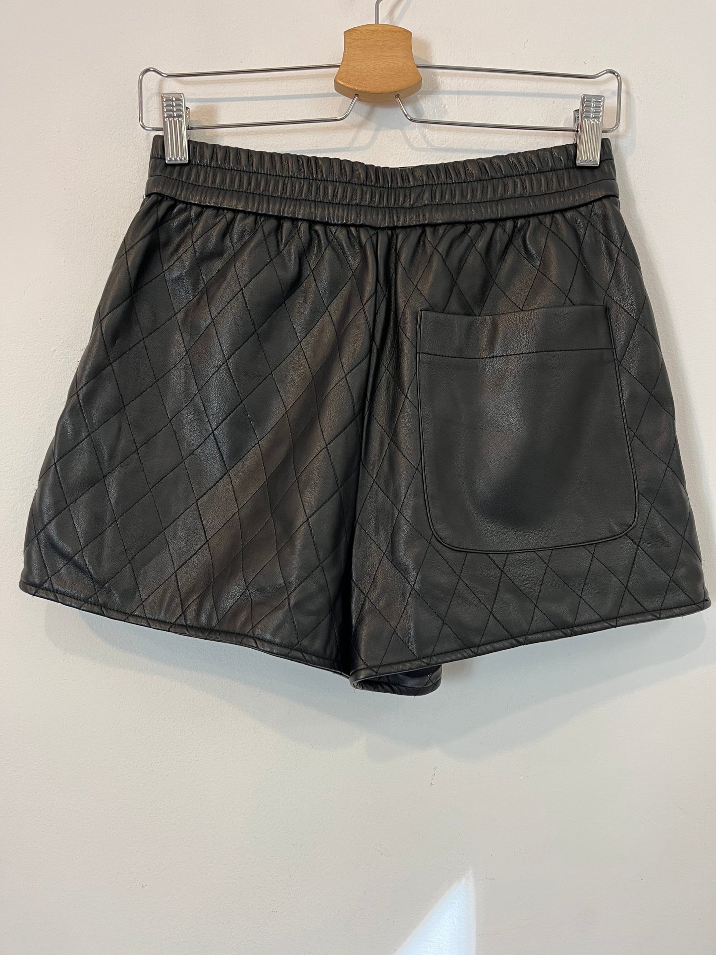 ZARA. Pantalón corto efecto piel. T S