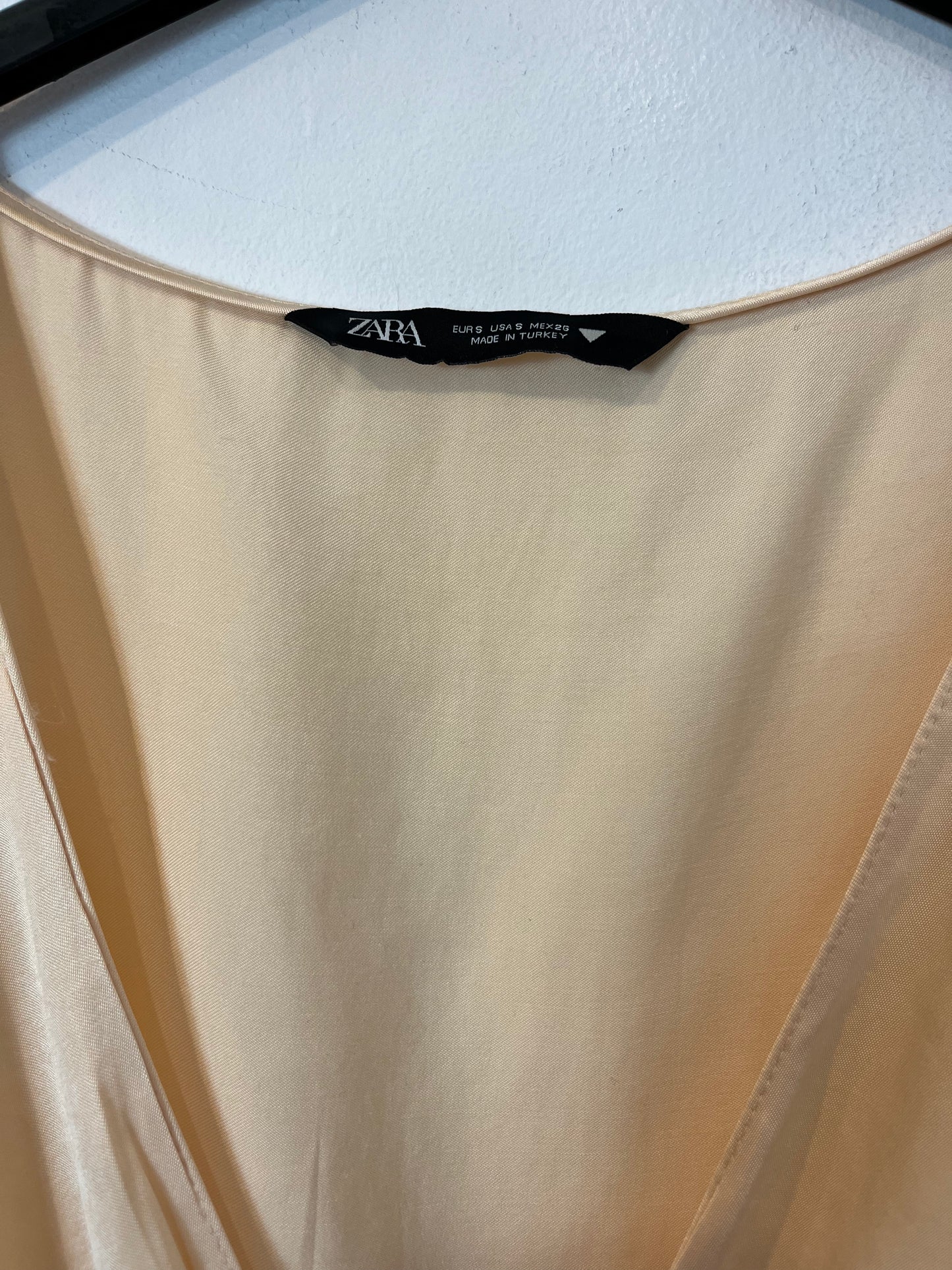 ZARA. Top satinado rosa claro. T S