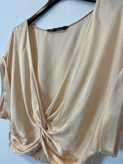 ZARA. Top satinado rosa claro. T S