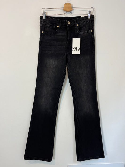 ZARA. Pantalón ligeramente acampanado. T 38