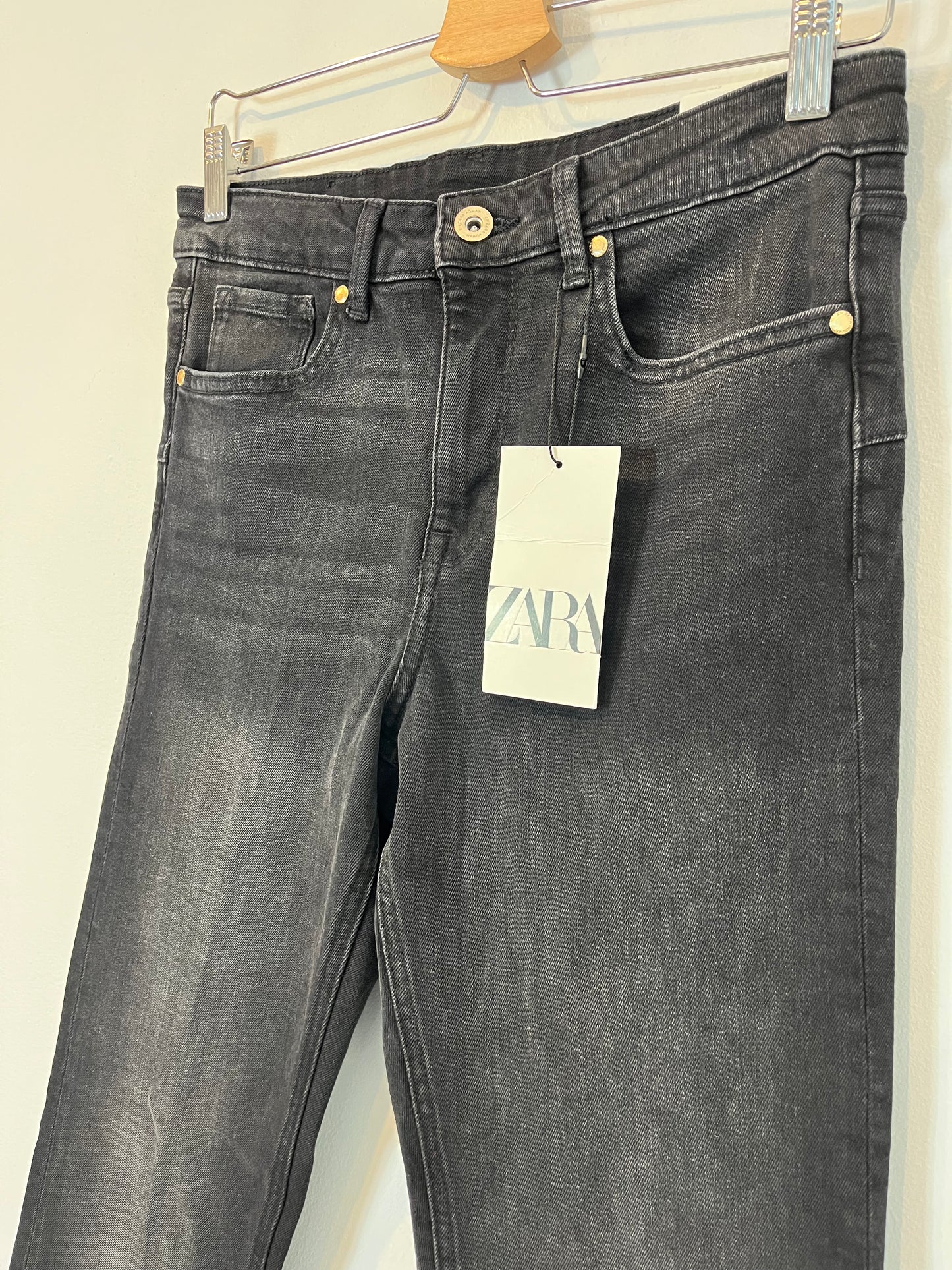 ZARA. Pantalón ligeramente acampanado. T 38