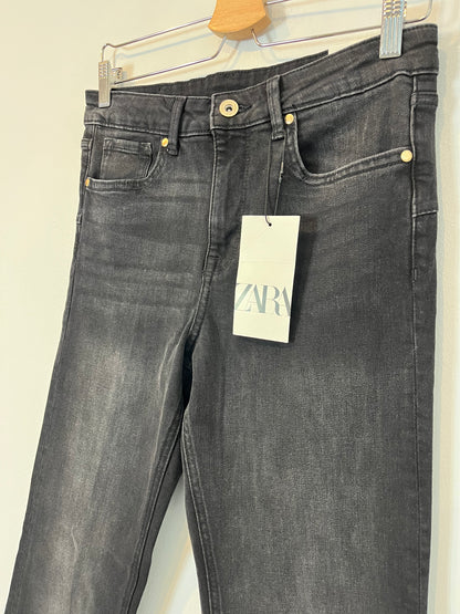 ZARA. Pantalón ligeramente acampanado. T 38