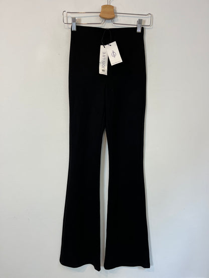 STRADIVARIUS. Pantalón negro elástico campana. T XS