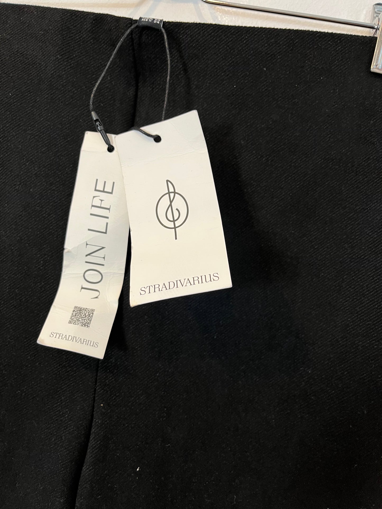STRADIVARIUS. Pantalón negro elástico campana. T XS