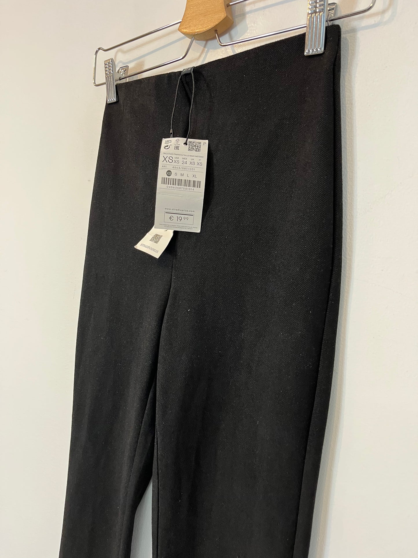STRADIVARIUS. Pantalón negro elástico campana. T XS