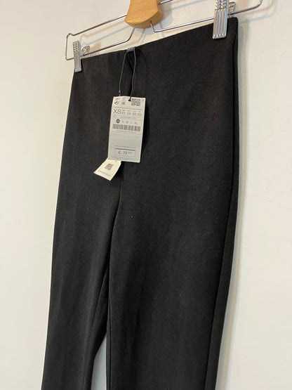 STRADIVARIUS. Pantalón negro elástico campana. T XS