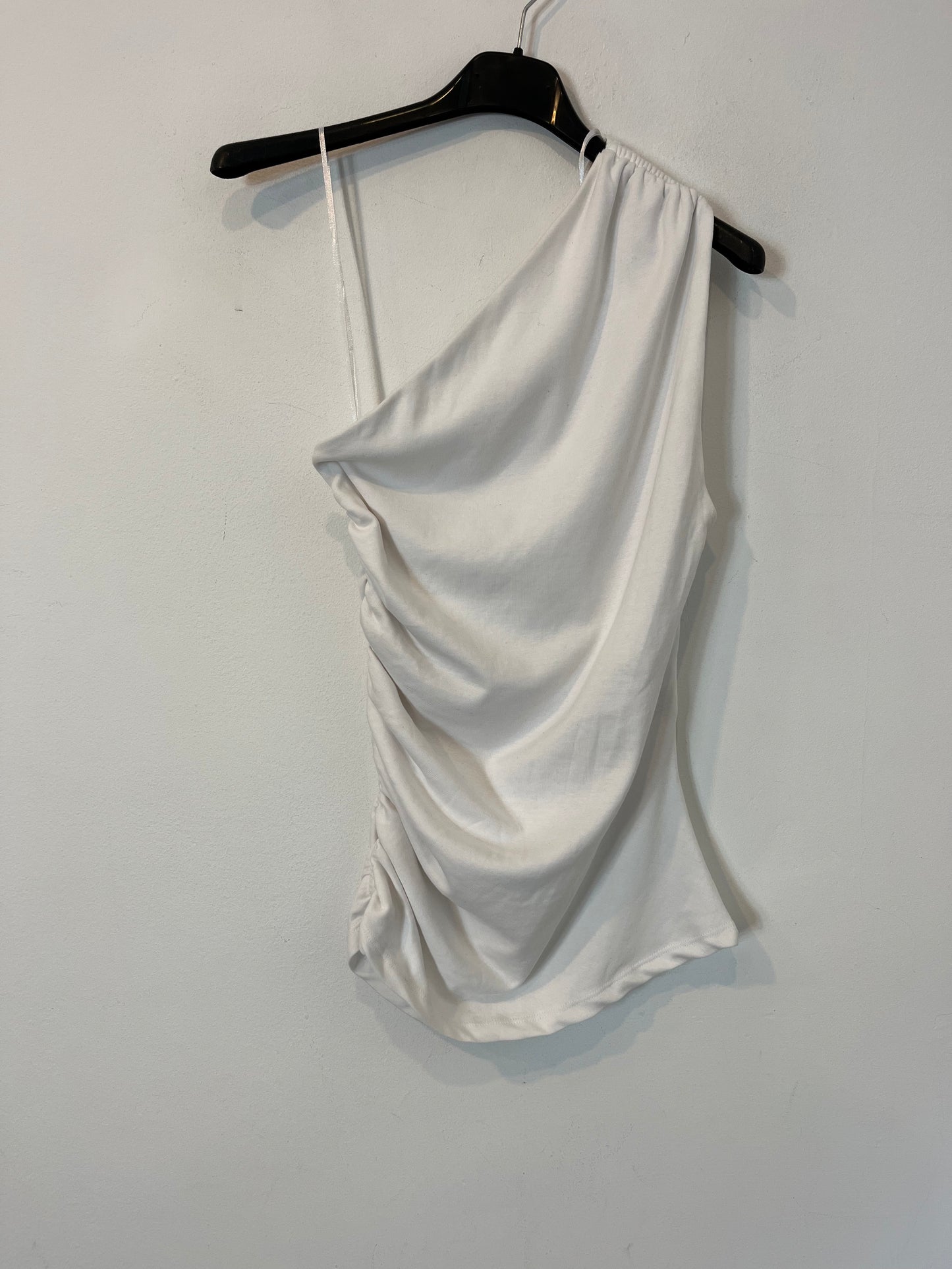 ZARA. Top blanco asimétrico. T. M