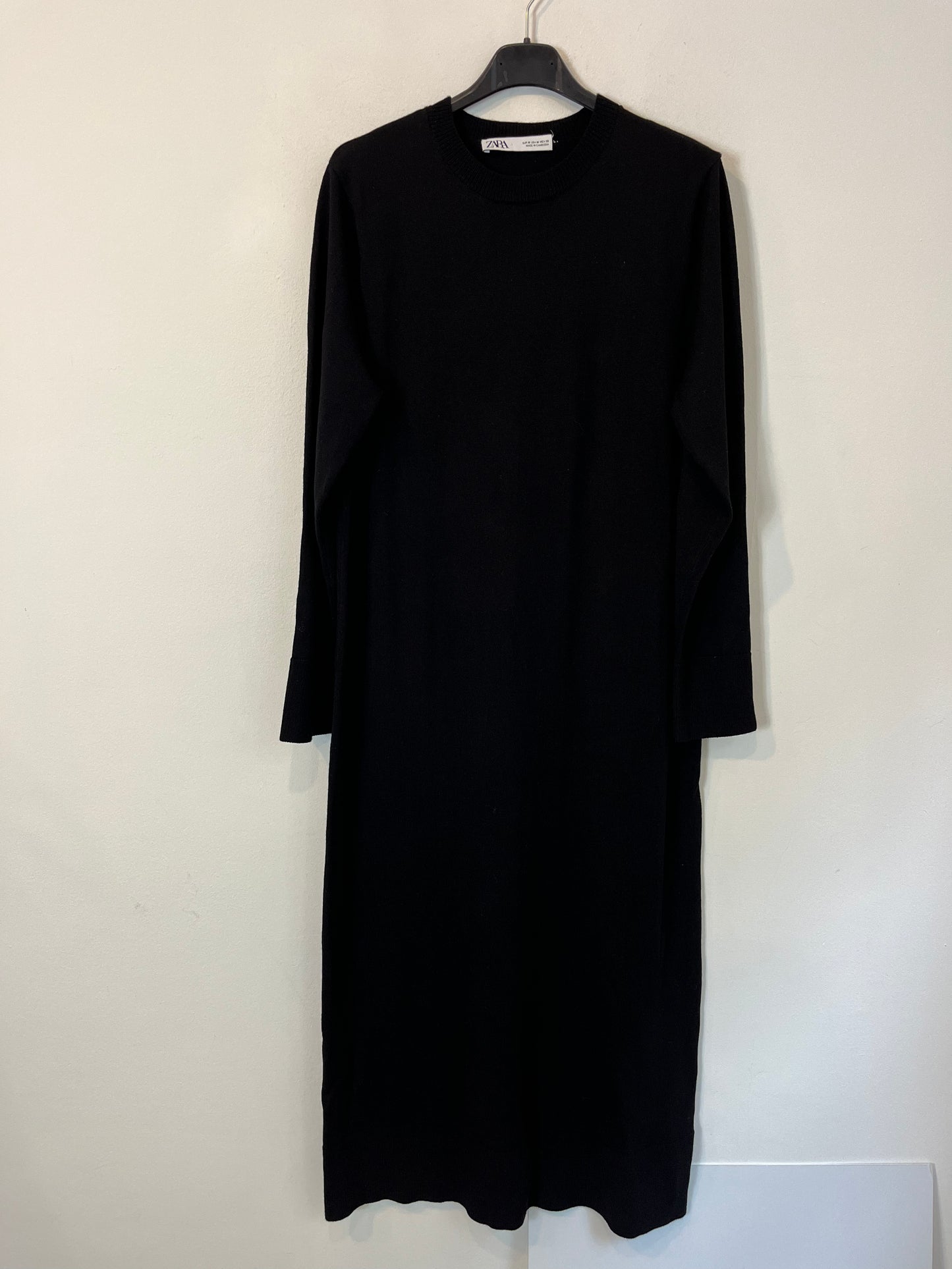 ZARA. Vestido negro punto. T M