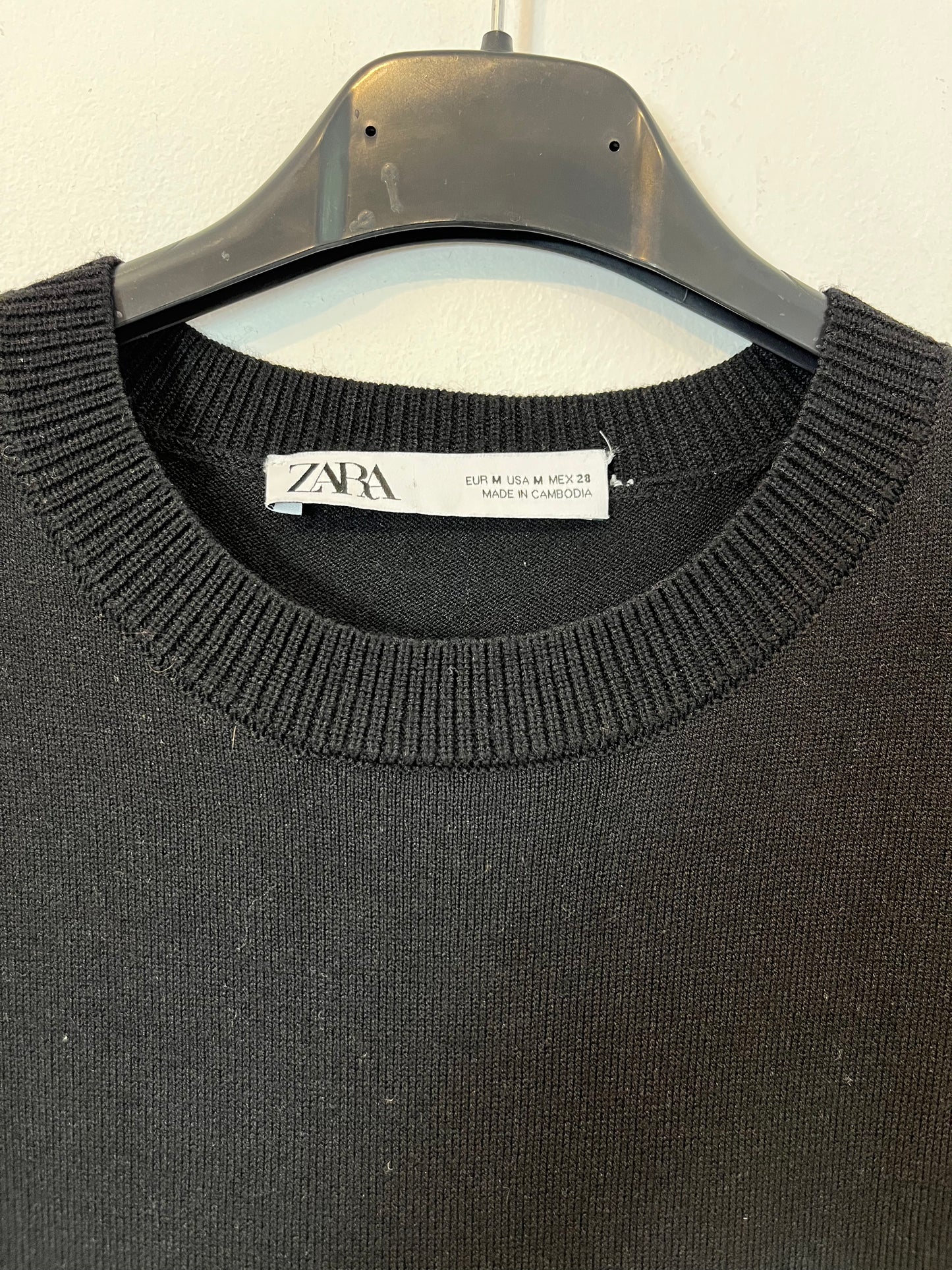 ZARA. Vestido negro punto. T M