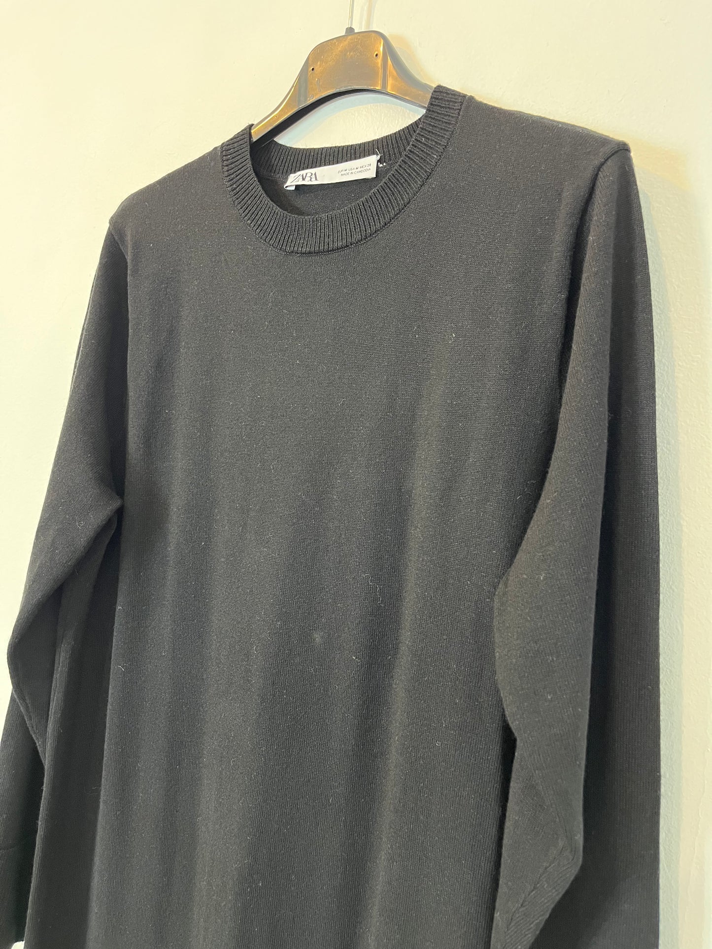 ZARA. Vestido negro punto. T M