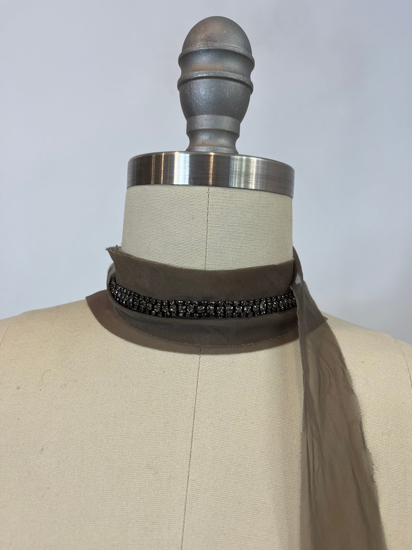 OTRAS. Choker tela y pedreria