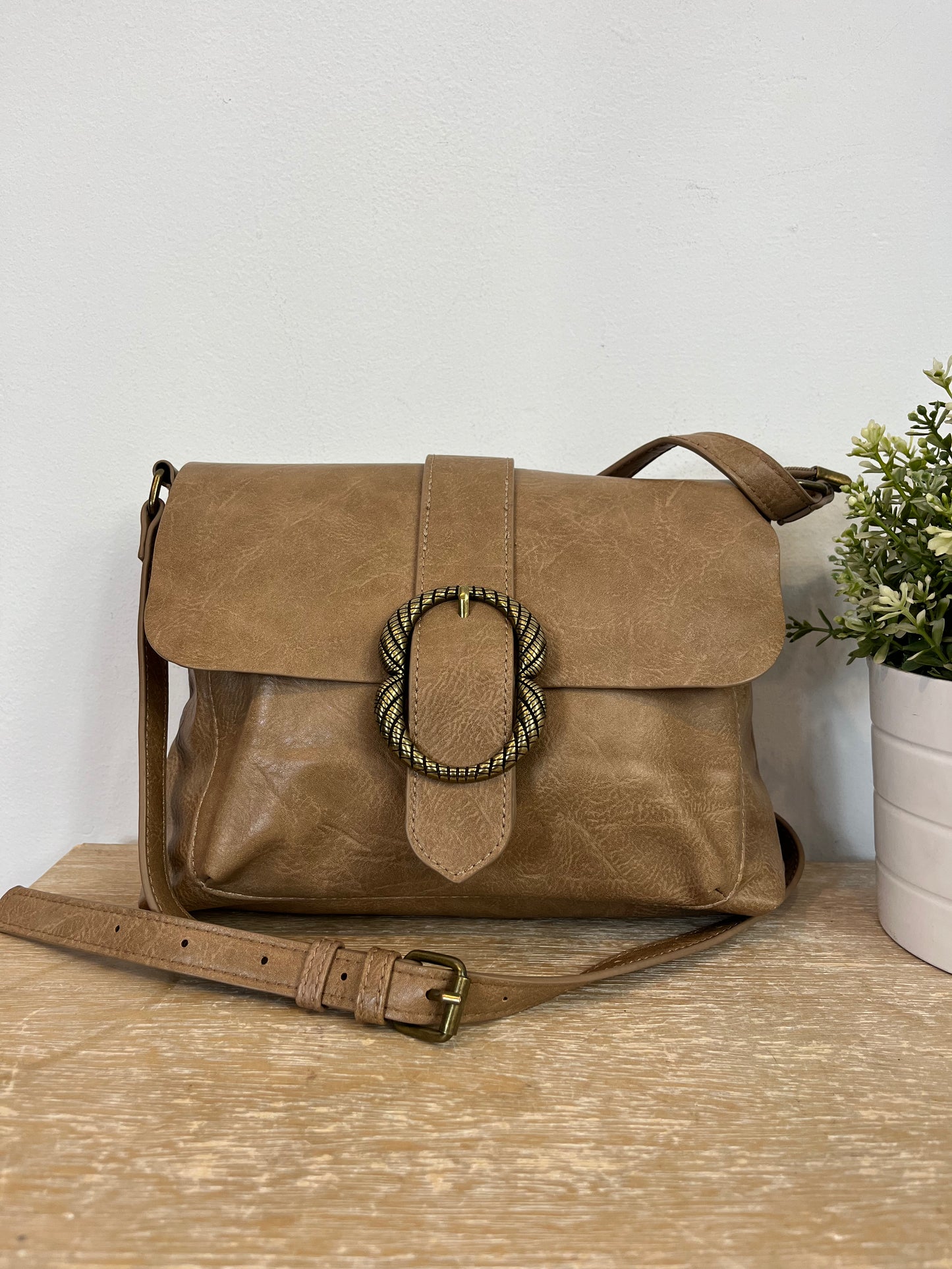 HUG&CLAU. Bolso marrón detalle hebilla