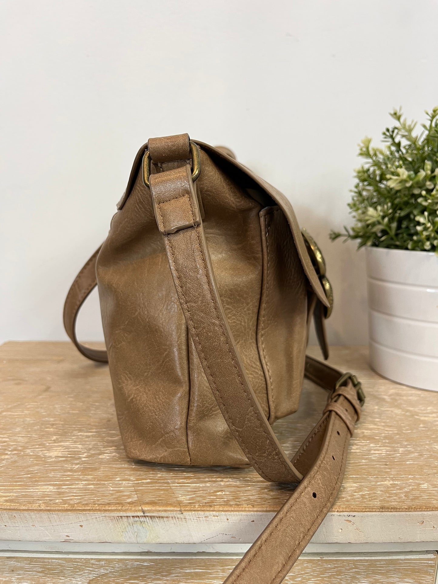 HUG&CLAU. Bolso marrón detalle hebilla