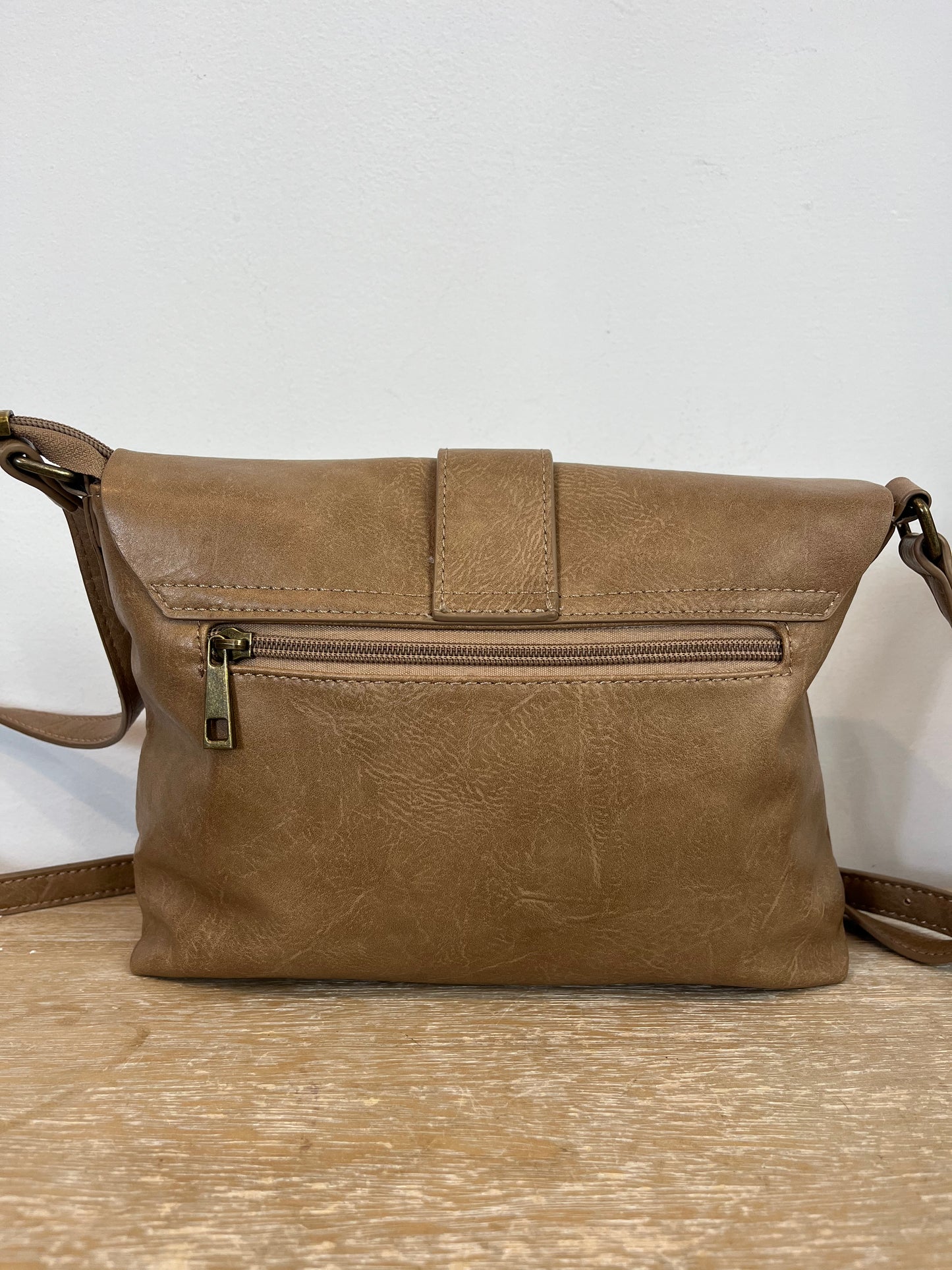 HUG&CLAU. Bolso marrón detalle hebilla