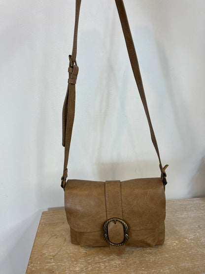 HUG&CLAU. Bolso marrón detalle hebilla