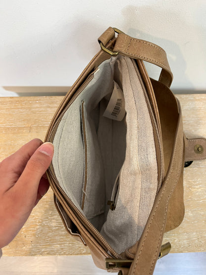 HUG&CLAU. Bolso marrón detalle hebilla