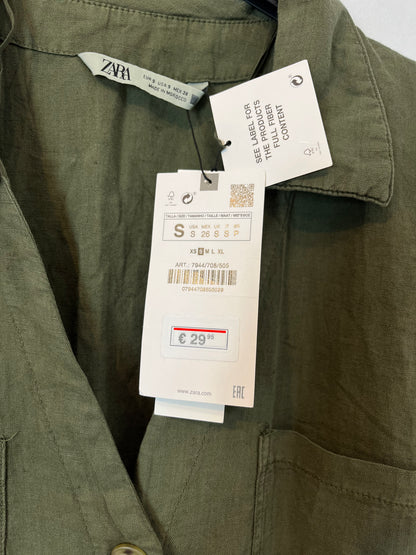 ZARA. Mono corto verde oliva con lino. T. S