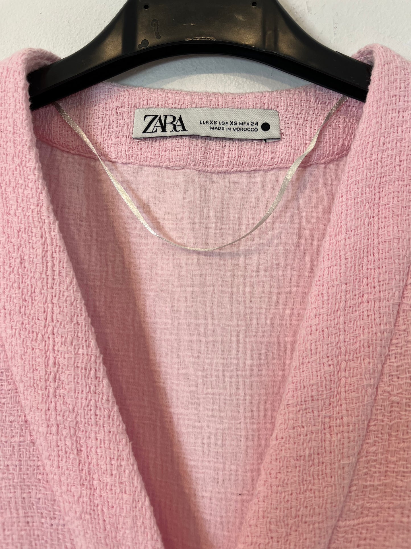 ZARA. Chaqueta rosa detalle botones