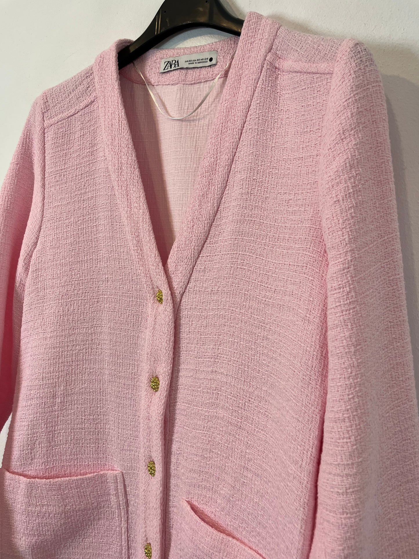 ZARA. Chaqueta rosa detalle botones