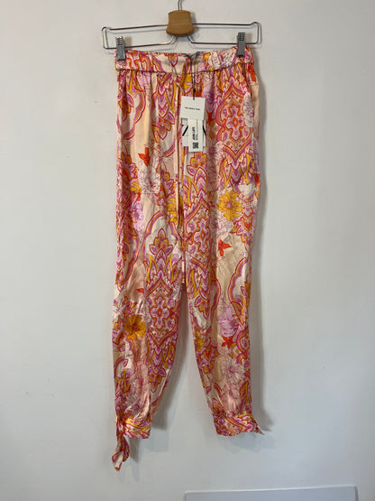 ZARA. Pantalón  estampado detalle tobillos. T. S