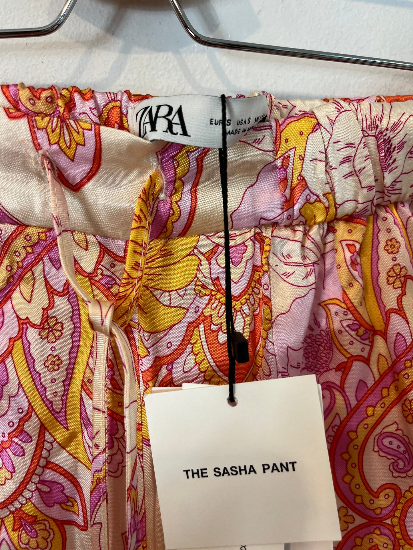 ZARA. Pantalón  estampado detalle tobillos. T. S