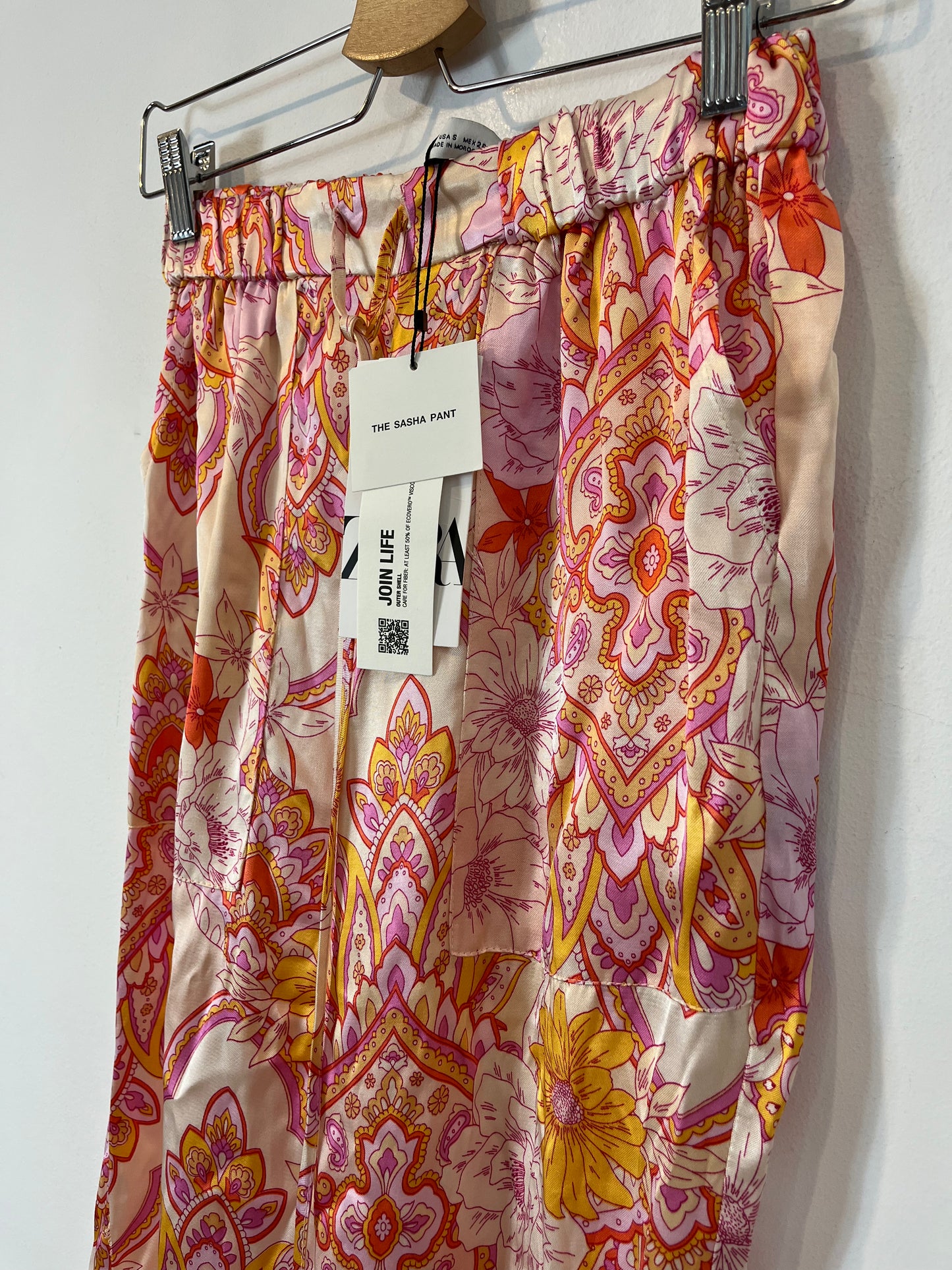 ZARA. Pantalón  estampado detalle tobillos. T. S