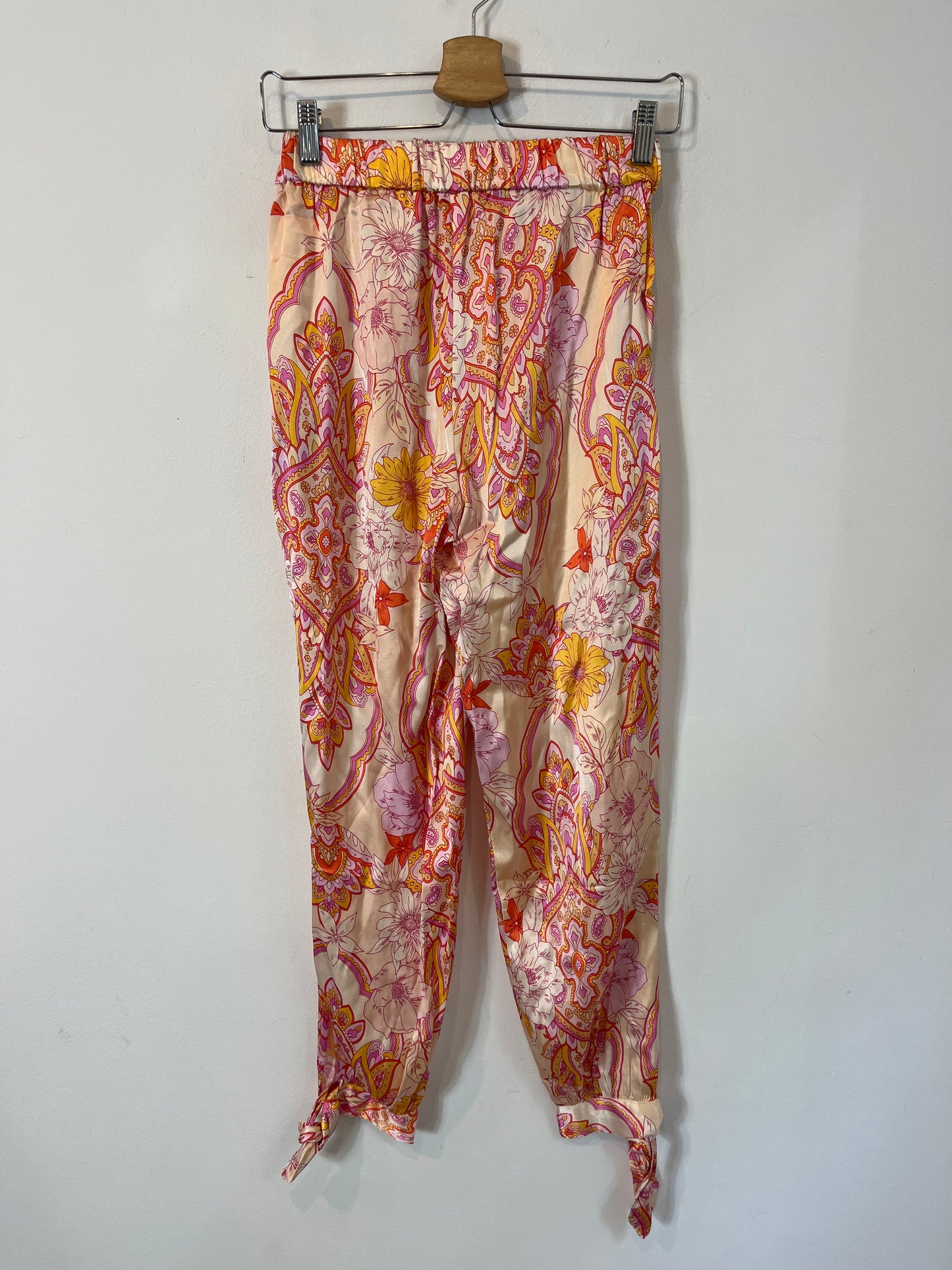 ZARA. Pantalón  estampado detalle tobillos. T. S