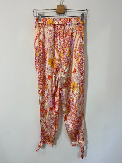 ZARA. Pantalón  estampado detalle tobillos. T. S