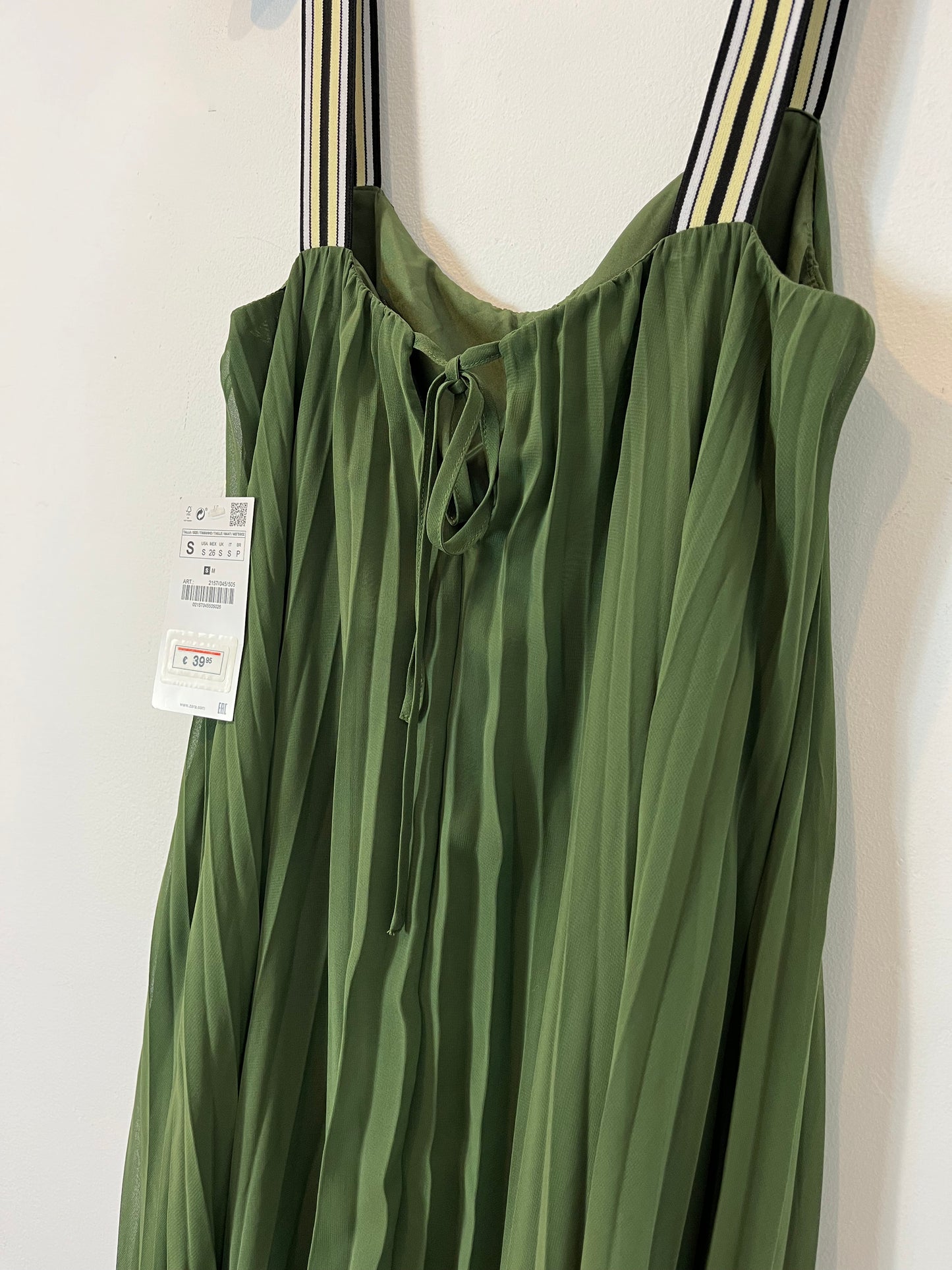 ZARA. Vestido largo plisado. T.S