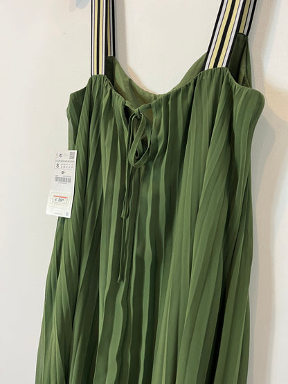 ZARA. Vestido largo plisado. T.S