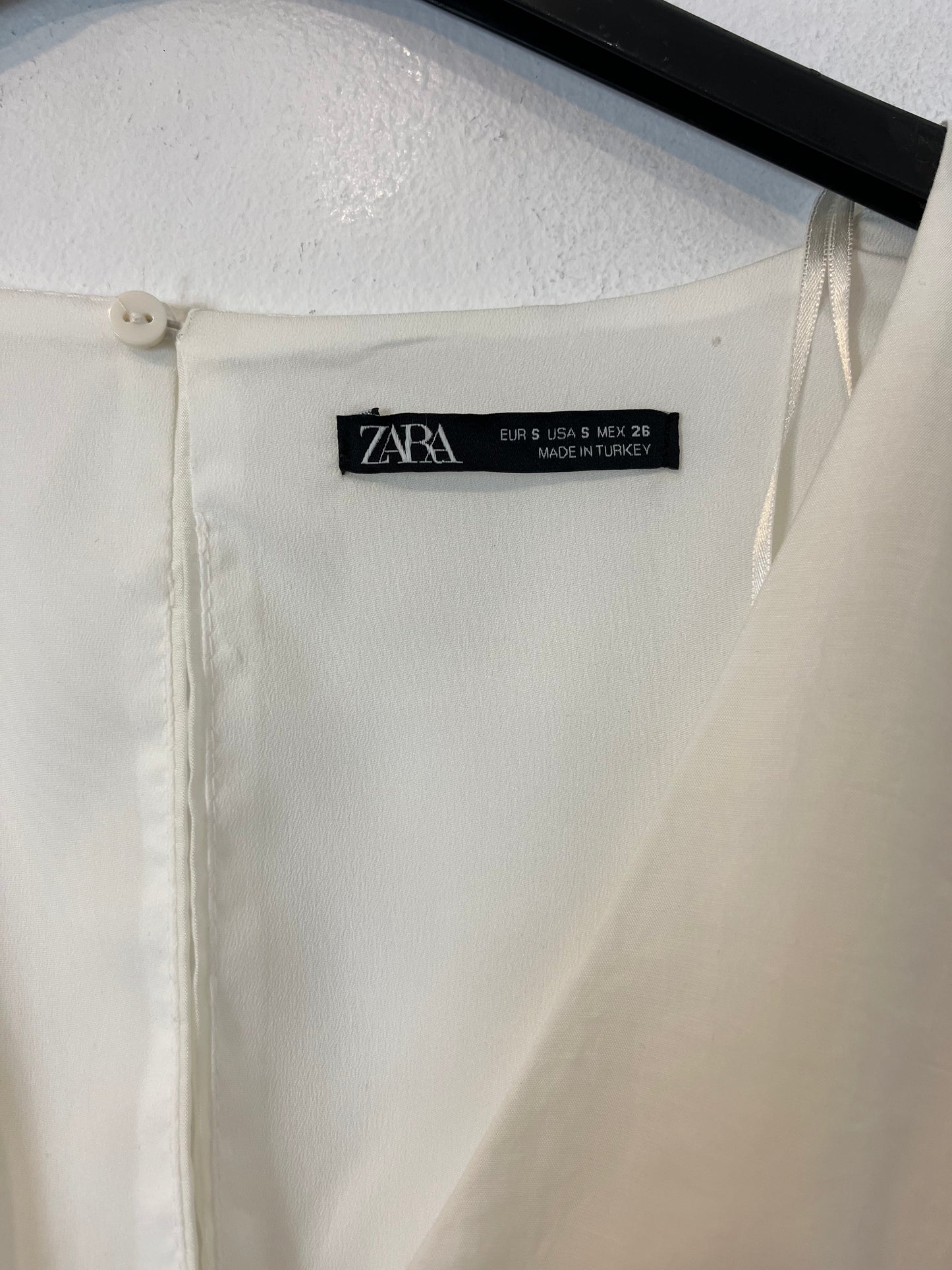 ZARA. Vestido blanco volantes. T.S