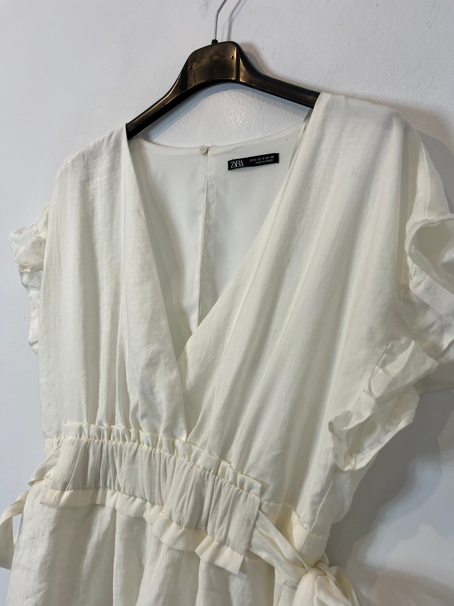ZARA. Vestido blanco volantes. T.S